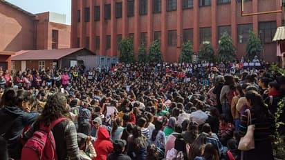 लड़कियों को बाथरूम में खींचा था, गलत हरकत की...गार्गी कॉलेज में हुई घटना की CBI जांच की मांग