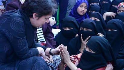 पोस्टरवार के बीच प्रियंका पहुंची आजमगढ़, माया के बाद अब अखिलेश के निशाने पर