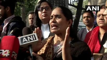 లాయర్ ను తొలిగించా: పవన్, కన్నీరు మున్నీరైన నిర్భయ తల్లి, నిరసన