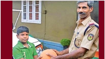 'എന്റെ പന്ത് കാണുന്നില്ല, കണ്ടെത്തി തരുമോ?' അതുലിന്റെ പരാതി പരിഹരിച്ച് പൊലീസ് ഉദ്യോ​ഗസ്ഥർ