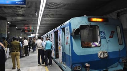 কলকাতা মেট্রো থেকে বেরোল ধোঁয়া, আগুন আতঙ্কে কালীঘাটে দিশেহারা যাত্রীরা