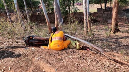 लाशें देखकर सुधबुध खो बैठी महिला, खुद भी किसी 'लाश' की तरह एकदम निढाल बैठी रही