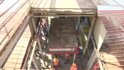 പ്ലാറ്റ്ഫോമില് നിന്നവരുടെ മുകളിലേക്ക് നടപ്പാലം തകര്ന്നുവീണു; നിരവധിപ്പേര്ക്ക് പരിക്ക്