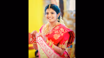 కుందనపు బొమ్మలా మెరిసిపోతున్న ఈ అమ్మడు ఓ స్టార్ డైరెక్టర్ కూతురు!