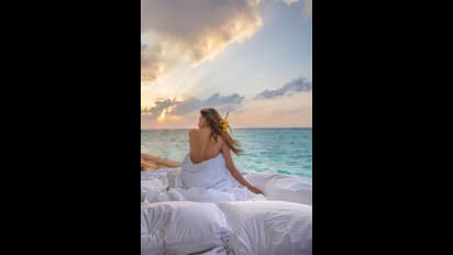 খোলা চুল উন্মুক্ত পিঠ, মলদ্বীপের বিচে টপলেস ছবি শেয়ার মৌনির