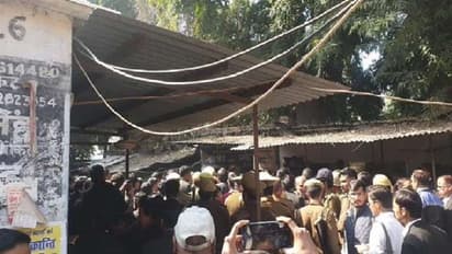 लखनऊ डिस्ट्रिक कोर्ट में बार एसोसिएशन के जॉइंट सेक्रेटरी पर फेंका 8 बम; 3 फटा, प्रियंका का सरकार पर हमला