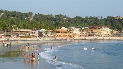 മഴ മാറുന്നതുവരെ ബീച്ചിലേക്ക് പോകണ്ട, തിരുവനന്തപുരം ജില്ലയിലെ ബീച്ചുകളിലേക്കുള്ള പ്രവേശനം നിരോധിച്ച് കളക്ടര്‍