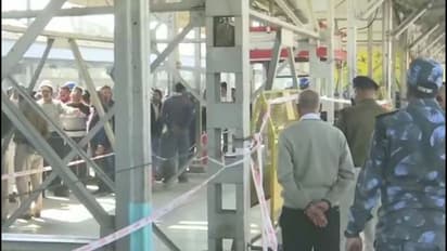 ব্যস্ত সময়ে ভেঙে পড়ল ভোপাল স্টেশনের ফুটব্রিজ, আহত ৮