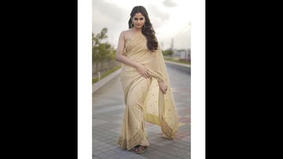 நாயகியானதும் அடங்காத ஓவர் அலம்பல்! ரசிகர்களை ஸ்கெச் போட்டு சுண்டி இழுக்கும் லாஸ்லியா! வெறித்தன கிளிக்ஸ்!