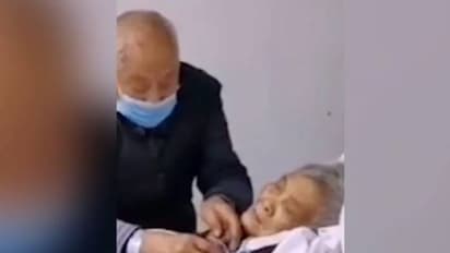 'ഒരു കൊറോണയ്ക്കും വിട്ടുകൊടുക്കില്ല'; വൈറസ് ബാധിച്ച ഭാര്യയെ ശുശ്രൂഷിക്കുന്ന വൃദ്ധനായ ഭര്ത്താവ്, വീഡിയോ