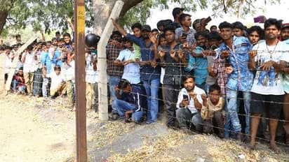 చేనేత దుస్తుల్లో మెరిసిన పవన్ కల్యాణ్... నేతన్నలతో ముఖాముఖి (ఫోటోలు)