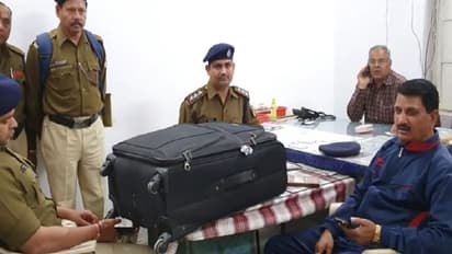 पुलिस के हाथ लगा रहस्यमयी सूटकेस, उठाने में छूट गए पसीने और खोलकर देखा तो फटी रह गई आंखें