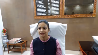 ಪುಲ್ವಾಮಾ ಹುತಾತ್ಮರ ಹೆಣ್ಮಕ್ಕಳನ್ನು ದತ್ತು ಪಡೆದ ಮಹಿಳಾ IAS!