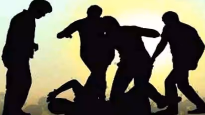 കുഞ്ഞുമായി നിന്ന ഭാര്യയ്ക്ക് സീറ്റ് ചോദിച്ചു; സ്ത്രീകളടങ്ങിയ സംഘം ക്രൂരമായി മര്ദ്ദിച്ച യുവാവിന് ദാരുണാന്ത്യം