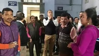 প্রিন্সিপালের ঘরের সামনে বক্স বাজিয়ে  বিক্ষোভ, লাটে কলেজের ক্লাস