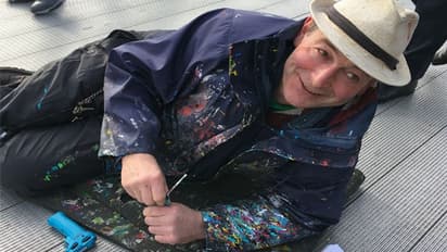 വില്‍സണ് 'ച്യൂയിങ് ഗം മാൻ' എന്ന പേര് വരാന്‍ കാരണമിതാണ്; വിചിത്രരീതിയുമായി ഒരു കലാകാരന്‍