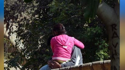 పార్క్ లో అడ్డంగా దొరికేసిన ప్రేమ జంట... బలవంతంగా పెళ్లిచేసి...