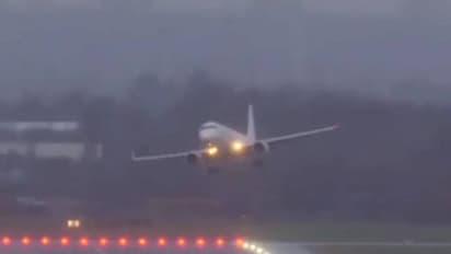 കിയാര കൊടുങ്കാറ്റില് റണ്വെയില് ഇറങ്ങാനാകാതെ അടിയുലഞ്ഞ് വിമാനം; വീഡിയോ