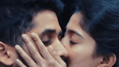 சாய்பல்லவி கொடுத்த முத்தத்தால்... திக்குமுக்காடி போன சமந்தா புருஷன்... வைரலாகும் செம்ம ரொமாண்டிக் பாடல்...!