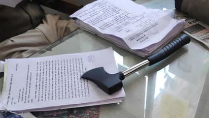 वैलेंटाइन-डे पर गुलाब की जगह कुल्हाड़ी लेकर निकला सिरफिरा इंजीनियर, इरादा शादी का था