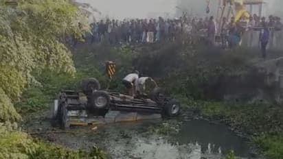 লরিকে ধাক্কা মেরে নয়ানজুলিতে উল্টে গেল পুলকার, গুরুতর আহত তিন পড়ুয়া
