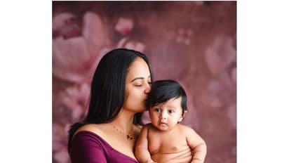 ஒரு வயது கூட ஆகாமல் நீச்சல் பழகும் சுஜா வருணியின் குழந்தை! அப்பப்பா செம்ம கியூட்!