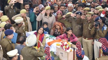 పుల్వామా దాడి: టెర్రరిస్టులకు సహకరించిన తండ్రీకూతుళ్ల అరెస్టు