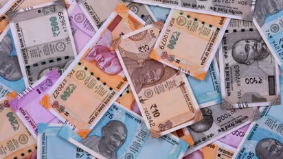 മൊബൈല് ഫോണുകള്ക്ക് വില കൂടും; നിര്ണായക തീരുമാനങ്ങളെടുത്ത് ജിഎസ്ടി കൗണ്സില്