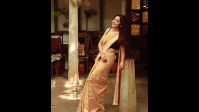 ரம்யா பாண்டியன் அளவுக்கு இல்லைன்னாலும்... கொஞ்சமா இடுப்பை காட்டி... ரசிகர்களை கெஞ்ச வைக்கும் விஜே ரம்யா...!