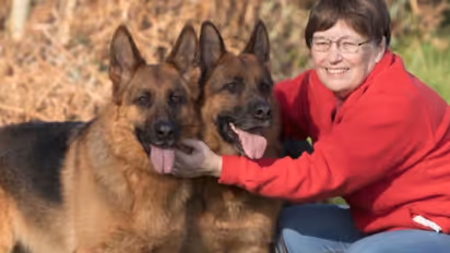 നെഞ്ചിന്റെ ഭാഗങ്ങള് മണത്ത് അസാധാരണമായി കുരയ്ക്കും; ഒടുവില് അവരത് കണ്ടെത്തി...