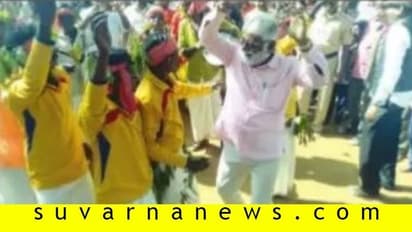 ಕಲಾವಿದರೊಂದಿಗೆ ಹೆಜ್ಜೆ ಹಾಕಿದ ಶಾಸಕ ಮಹೇಶ್