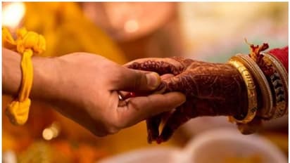 লঘু পাপে এ কী দণ্ড, নাবালিকা মেয়ের সঙ্গেই বাবার বিয়ে দেওয়ার নিদান পঞ্চায়েতের