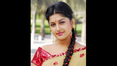 ஹோம்லி... ஸ்டைலிஷ்... கலந்து கட்டி நடித்த மீரா ஜாஸ்மின்! பிறந்தநாள் ஸ்பெஷல் புகைப்படத்தொகுப்பு!