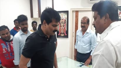 లోటస్పాండ్లో అనిల్ పుట్టిన రోజు వేడుకలు: షర్మిల సమక్షంలో కేక్ కట్