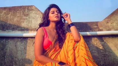 কোলে বসিয়ে প্রিয় সারমেয়কে দুগ্ধপান করালেন জনপ্রিয় অভিনেত্রী, মুহূর্তে ভাইরাল ভিডিও