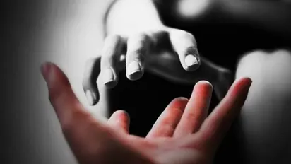 ఛీ.. వీళ్లు అసలు తల్లిదండ్రులేనా ? రూ. 40 వేల కోసం.. 27 ఏళ్ల వ్యక్తికి 12 ఏళ్ల కూతురి విక్రయం