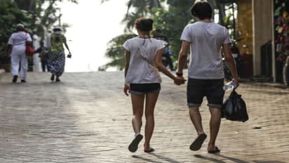 ছেড়ে গিয়েছে স্বামী, ভারতে এসে জলে ঝাঁপ দিলেন বিদেশিনী