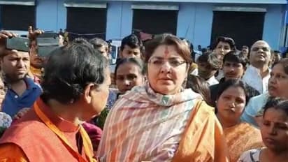 পোলবার দুর্ঘটনায় লাগল রাজনীতির রঙ, আহতদের দেখতে লকেটকে এসএসকেএমে ঢুকতে বাধা