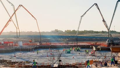 থাকছে না লোহার রড, প্রাচীন ঐতিহ্য মেনেই হচ্ছে আরব-ভূমের প্রথম হিন্দু মন্দির