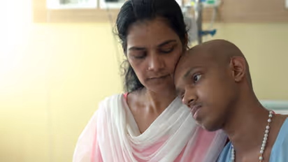 'ഞാന്‍ മുട്ടാത്ത വാതിലുകളില്ല'; ക്യാന്‍സര്‍ ബാധിതനായ മകന് വേണ്ടി അവസാനപ്രതീക്ഷയുമായി ഒരമ്മ