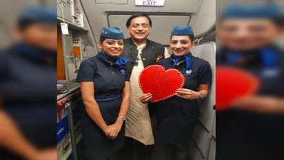 'লাভগুরু' শশী থারুরের টুইটে জমে গেল ভ্য়ালেন্টাইন-বিতর্ক