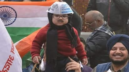 కేజ్రీవాల్ ప్రమాణస్వీకారం... సందడి చేసిన బుల్లి మఫ్లర్ మ్యాన్