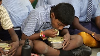 স্কুল পড়ুয়াদের দেওয়া হচ্ছে নিরামিষ মিড-ডে মিল, অভিযোগ কলকাতা পুরসভার বিরুদ্ধে