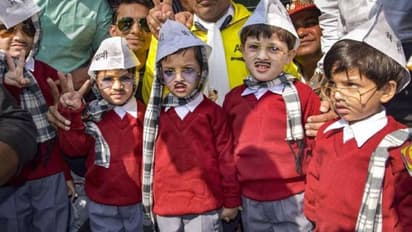 ഒന്നല്ല, ഒരുപാട് കെജ്രിവാളുണ്ടായിരുന്നു സത്യപ്രതിജ്ഞയ്ക്ക്, 'മഫ്ളര്മെന്' ചിത്രം ഏറ്റെടുത്ത് സോഷ്യല് മീഡിയ