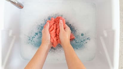 স্নানের পর কাপড় কাচার অভ্যেস আছে? জানেন কি এই ভুল ডেকে আনছে আর্থিক সংকট