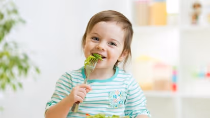 ಮಕ್ಕಳು ಹಸಿದಿದ್ರೂ ಬೇರೆಯವ್ರು ತಿಂಡಿ ಕೇಳಿದ್ರೆ ಖುಷಿಯಿಂದ ಕೊಟ್ಟುಬಿಡ್ತಾರಂತೆ!