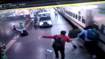 ഓടുന്ന ട്രെയിനില് കയറാന് ശ്രമം, കാൽവഴുതി യുവതി താഴേക്ക്; രക്ഷക്കെത്തി 'അത്ഭുത കരങ്ങള്'- വീഡിയോ