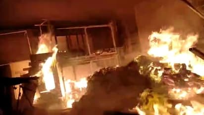 ತಡರಾತ್ರಿ ಹೊತ್ತಿ ಉರಿದ ಗಾರ್ಮೆಂಟ್..! ಬಟ್ಟೆ, ಯಂತ್ರ ಎಲ್ಲವೂ ಭಸ್ಮ