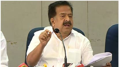 കേരളം സമ്പൂര്ണ്ണ ഷട്ട് ഡൗണ് ചെയ്യുന്ന കാര്യം മുഖ്യമന്ത്രി ആലോചിക്കണമെന്ന് രമേശ് ചെന്നിത്തല