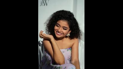 കുമ്പളങ്ങിയില്‍ നിന്ന് പറന്നുയര്‍ന്ന്... ; അന്നാ ബെന്നിന്‍റെ വൈറല്‍ ഫോട്ടോ ഷൂട്ട് കാണാം